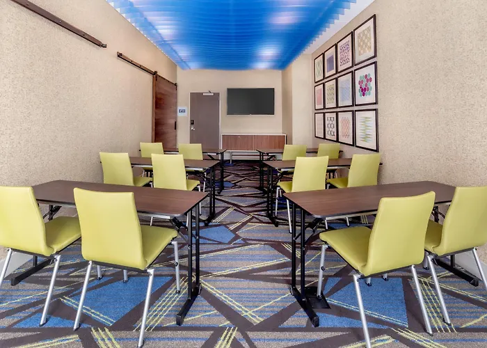 Holiday Inn Express & Suites - Milwaukee West Allis By Ihg
